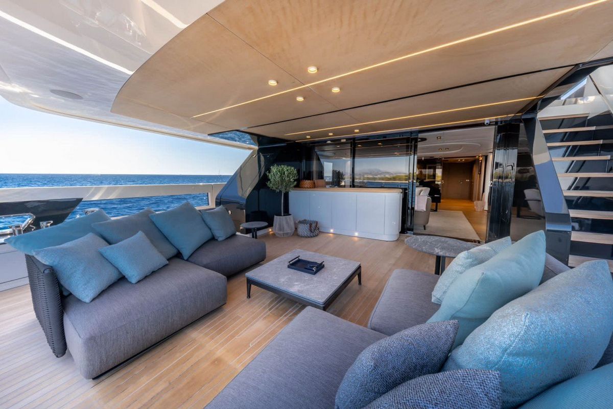 UILIA yacht