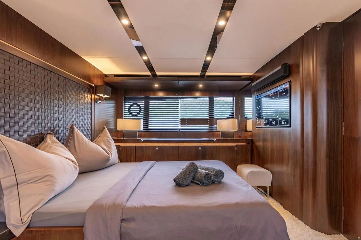 FAIRLINE 65 GTO yacht