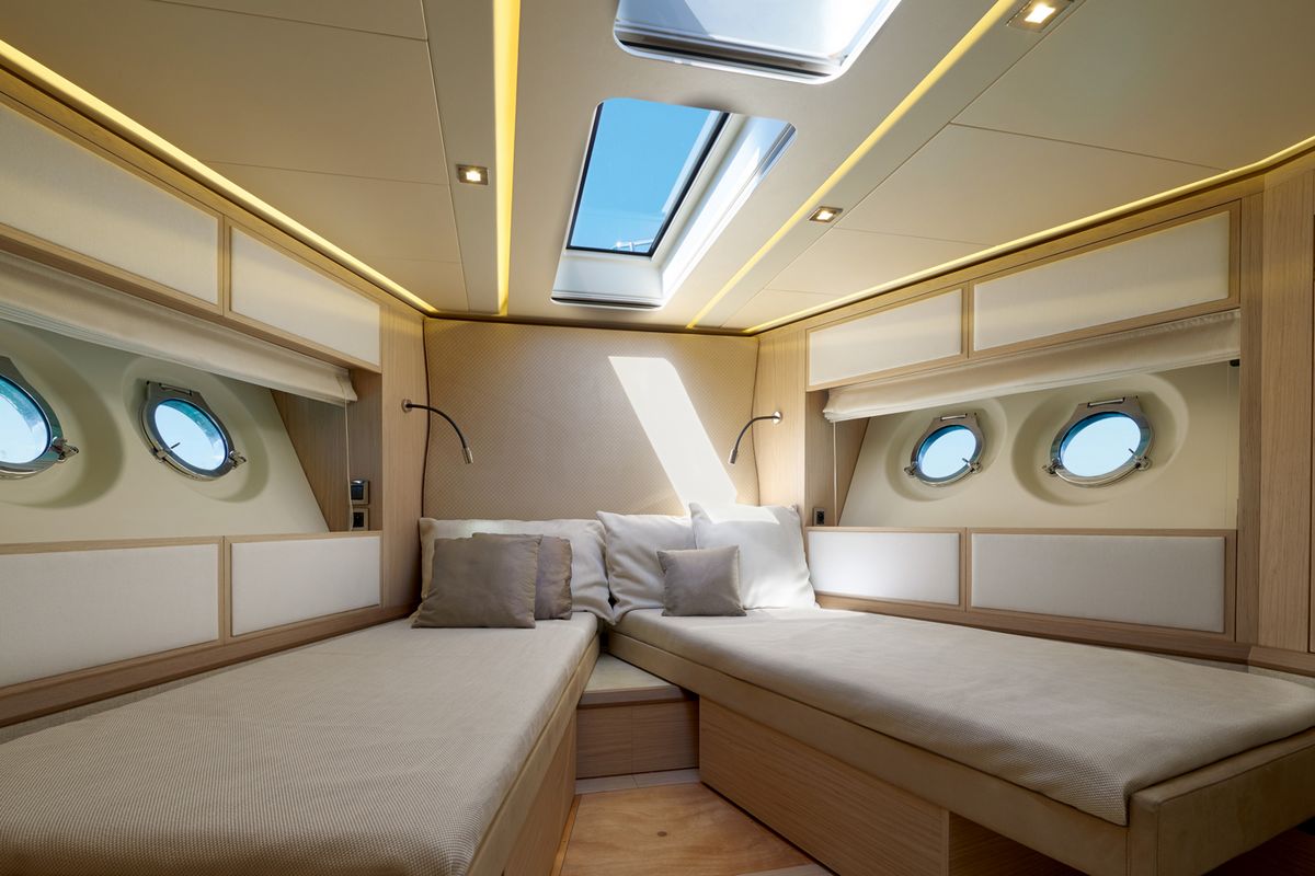 BENETEAU MC6 yacht