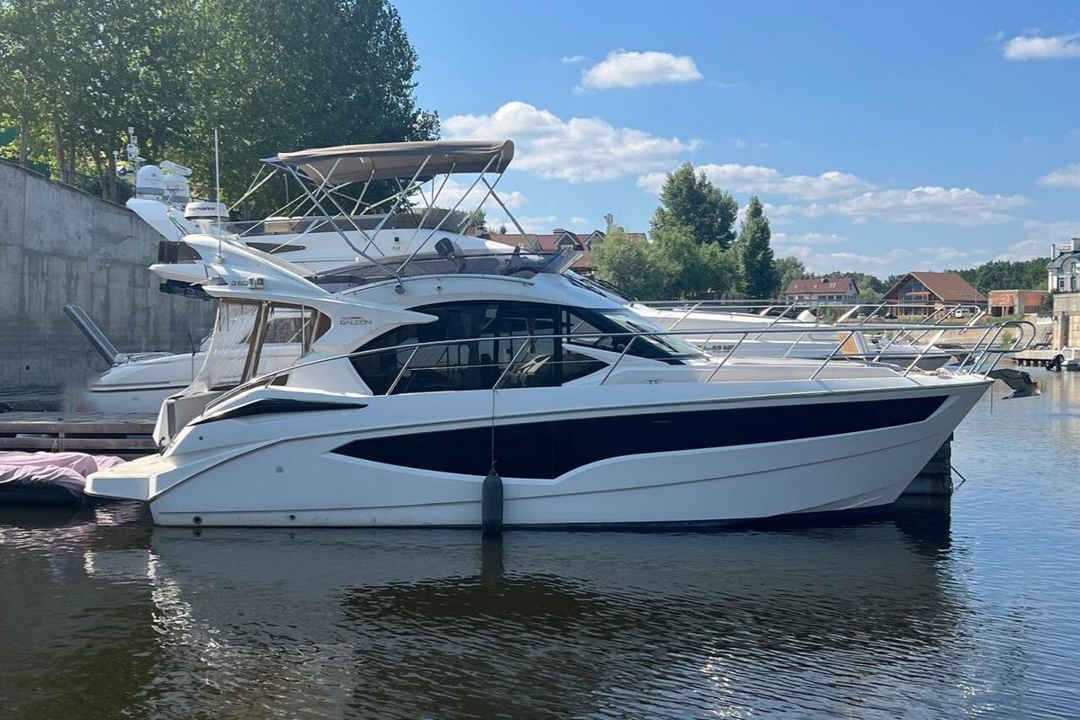 Galeon 360 Fly yacht