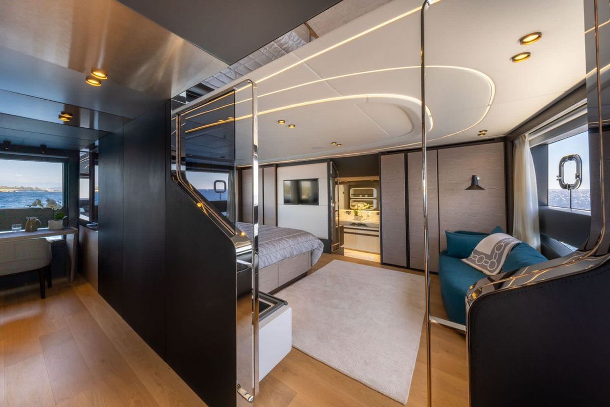 UILIA yacht