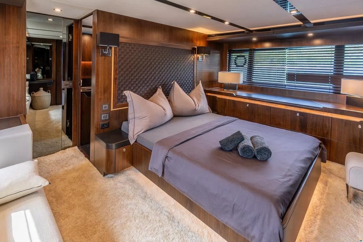 FAIRLINE 65 GTO yacht