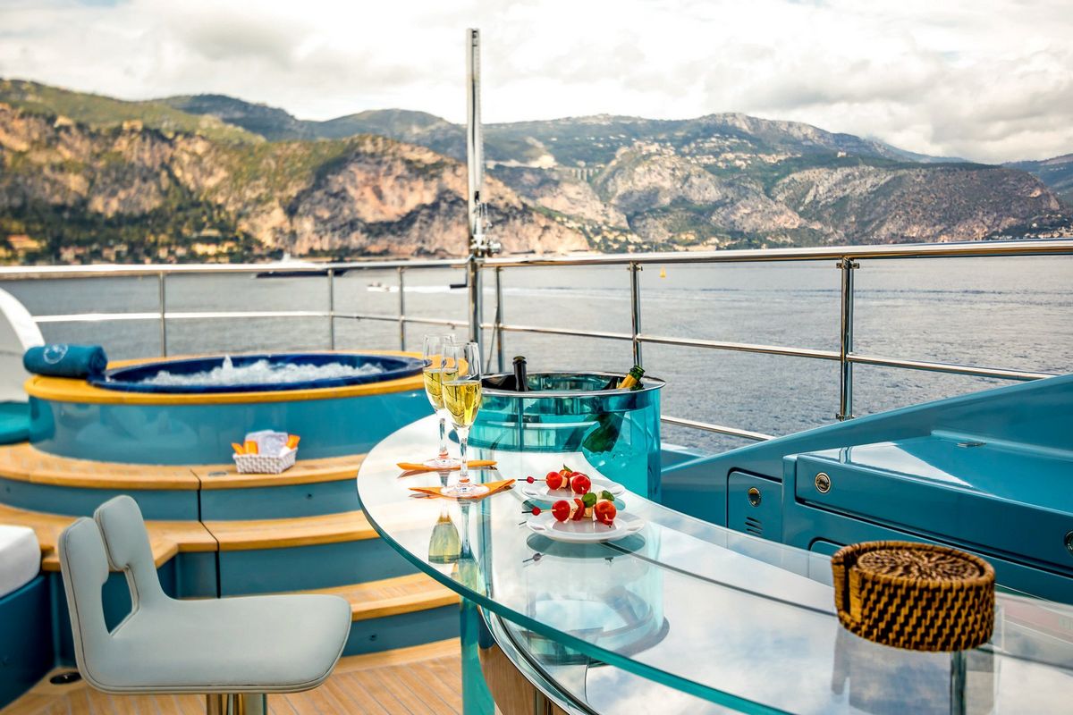 QUEEN ALLA yacht