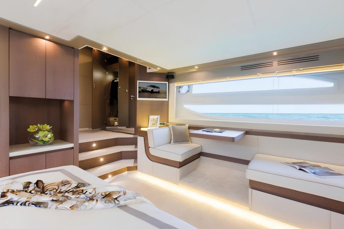 DOMINATOR 640 S yacht