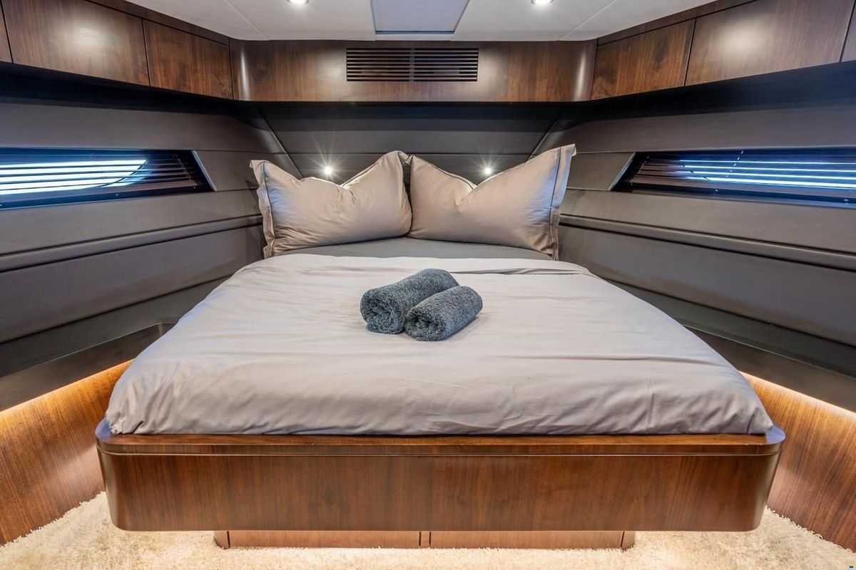 FAIRLINE 65 GTO yacht