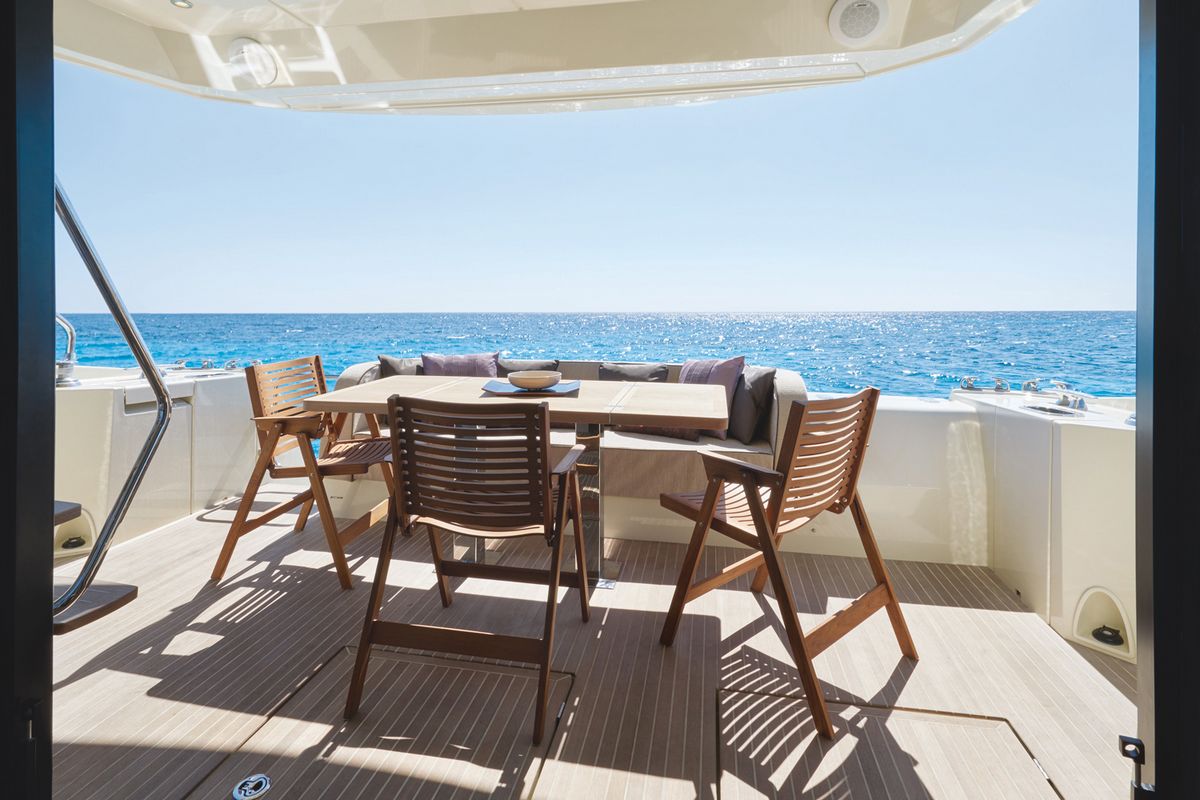 BENETEAU MC6 yacht