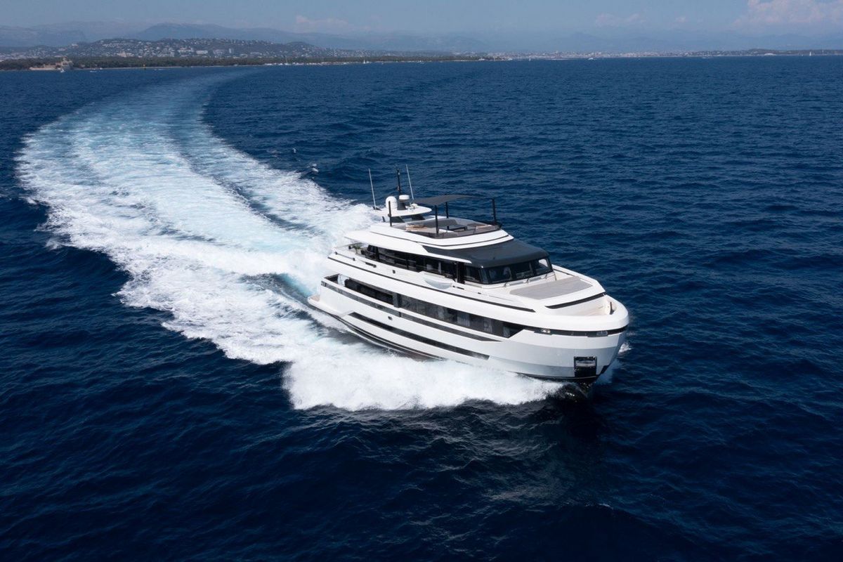 UILIA yacht