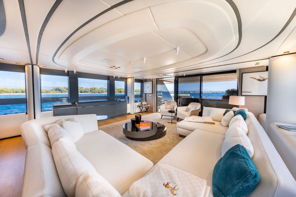 UILIA yacht