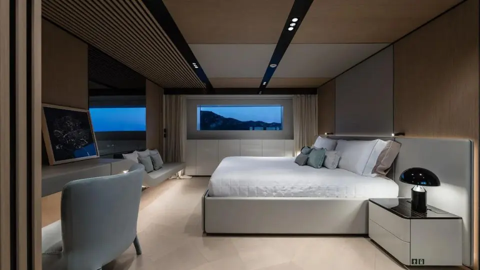 UV II yacht