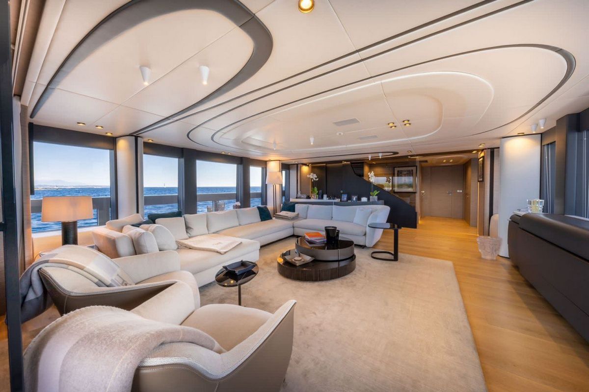 UILIA yacht