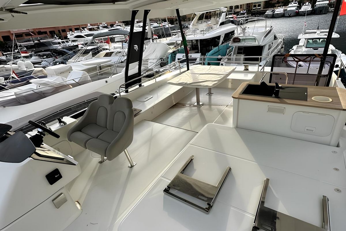 Fountaine Pajot My6 yacht
