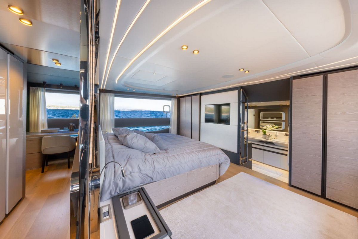 UILIA yacht