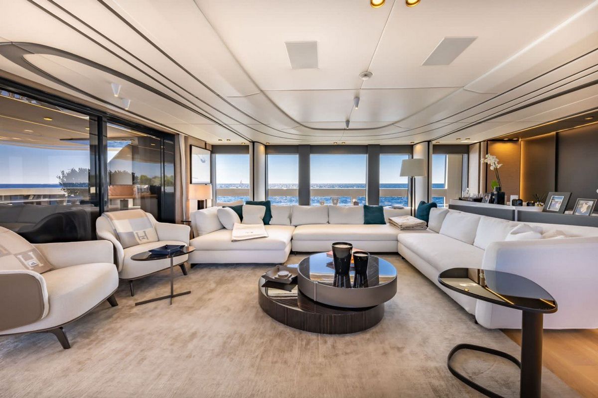 UILIA yacht