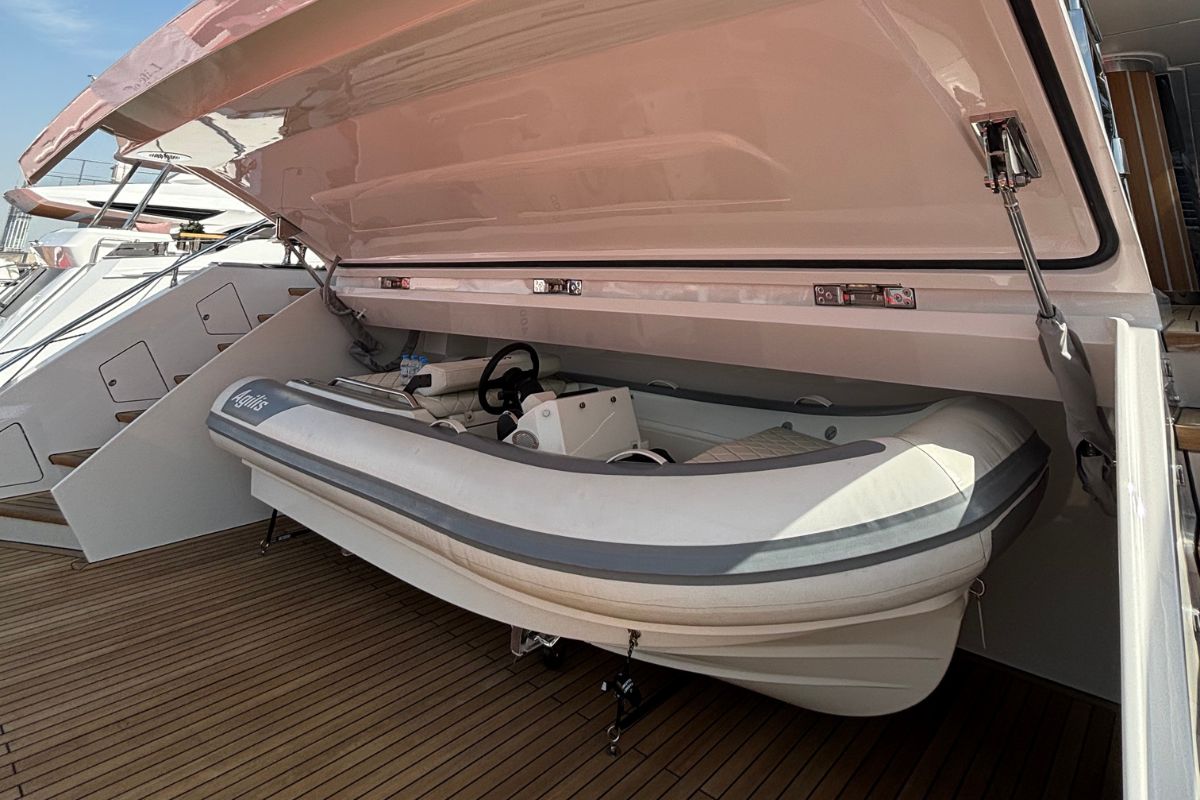 MAJESTY 112 TERRACE yacht