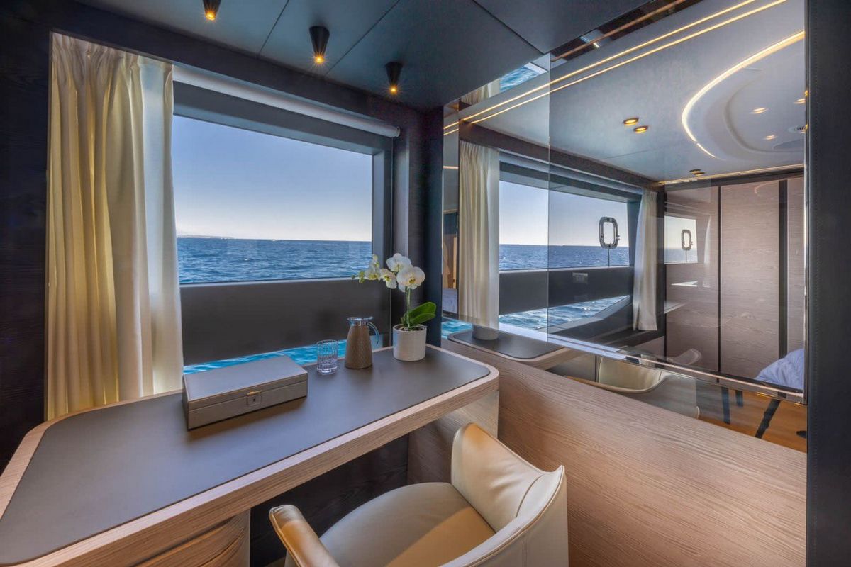 UILIA yacht