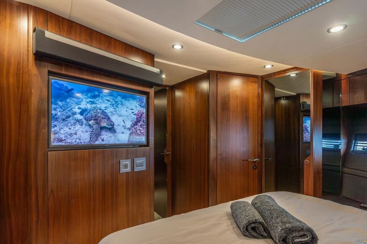 FAIRLINE 65 GTO yacht