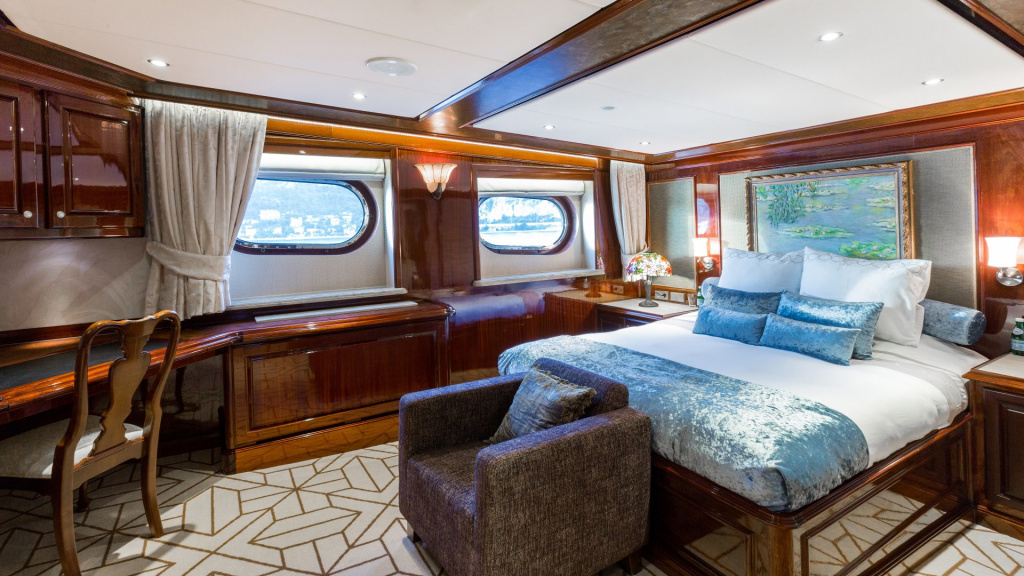 Legend-Yacht-Charter-10.jpeg Legend-Yacht-Charter-10.jpeg