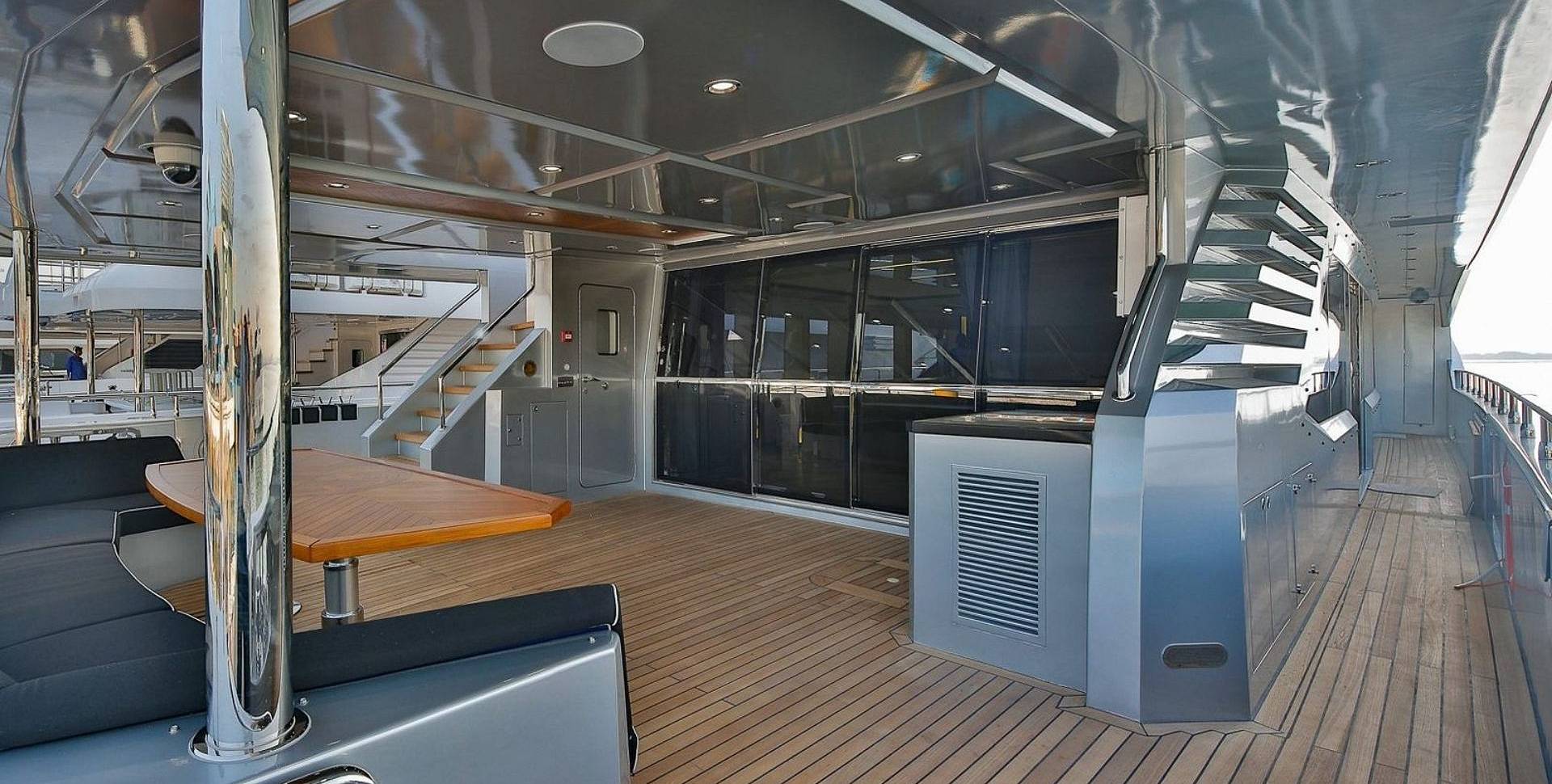 Majesty 122 yacht