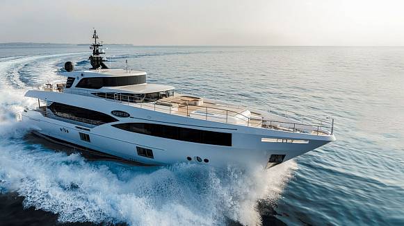 Majesty 100 yacht
