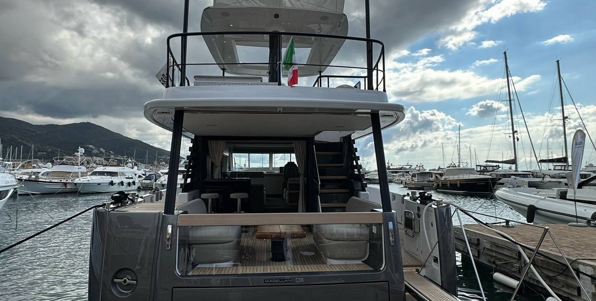 Azimut Magellano 60 yacht