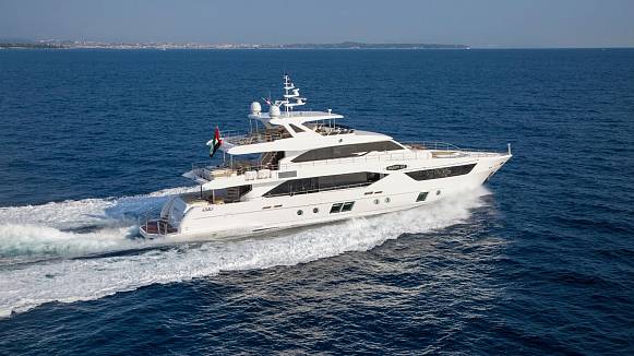 Majesty 110 yacht