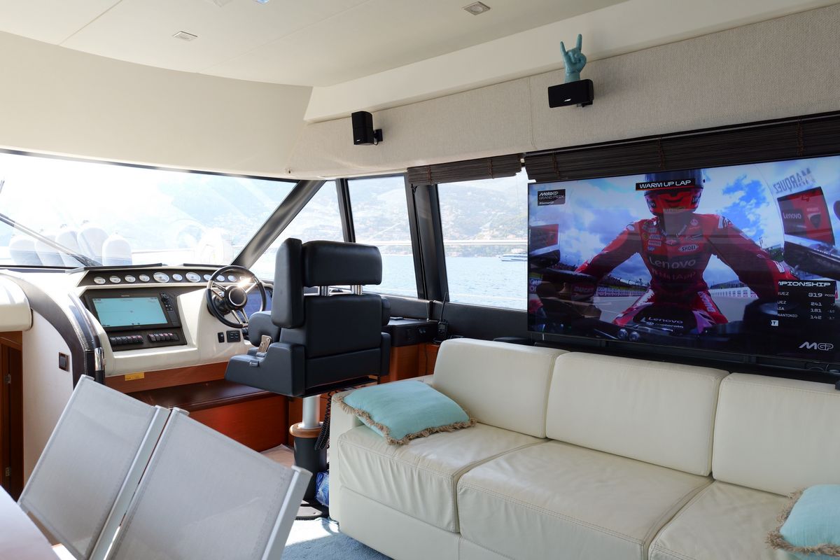 PRESTIGE 620 yacht