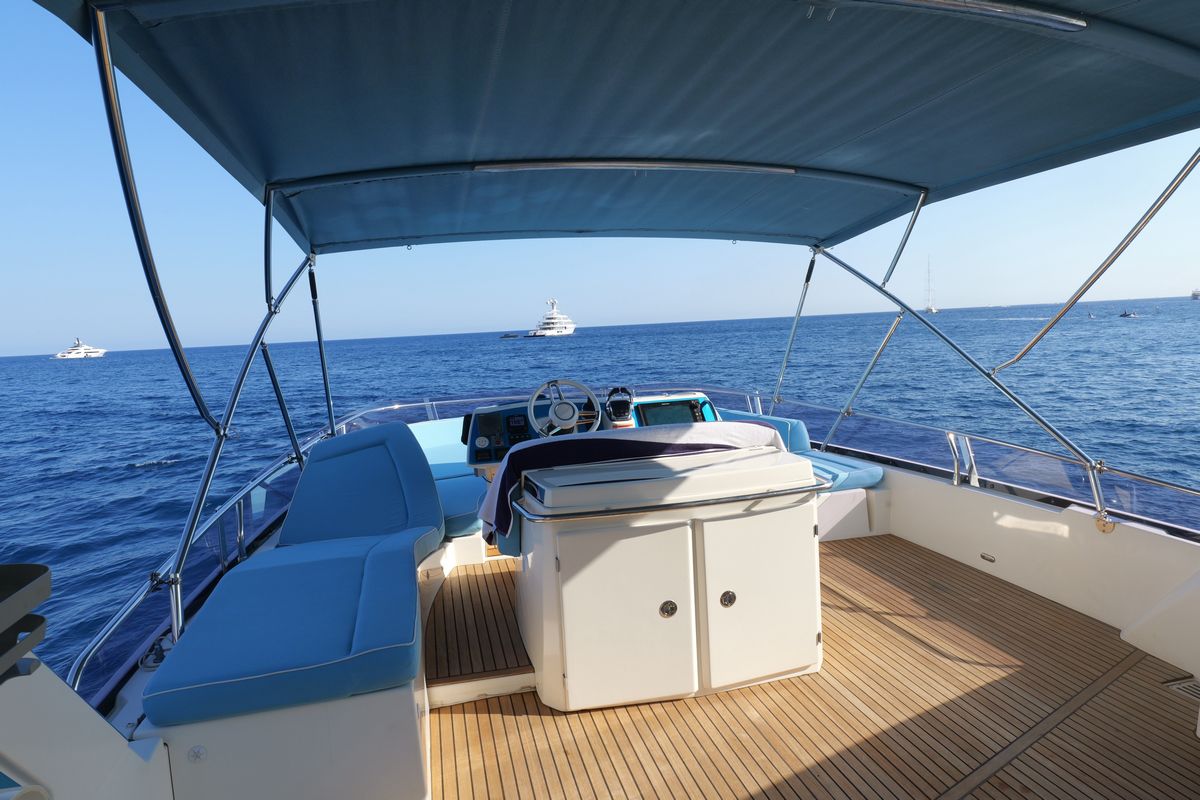 PRESTIGE 620 yacht