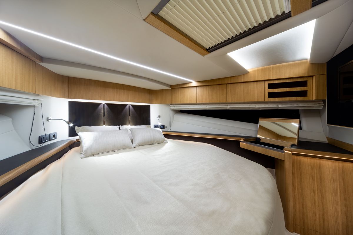 Galeon 680 FLY yacht