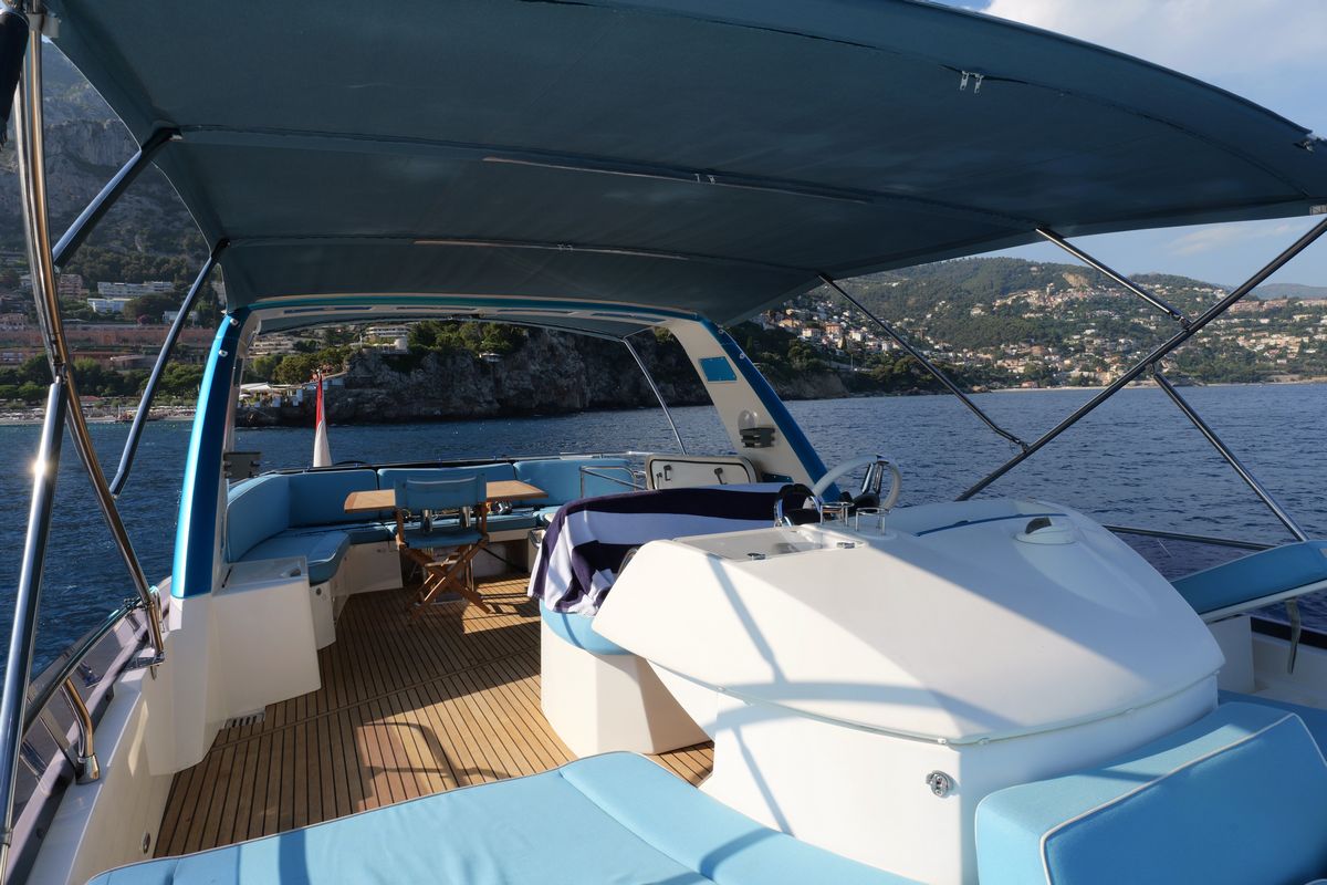 PRESTIGE 620 yacht