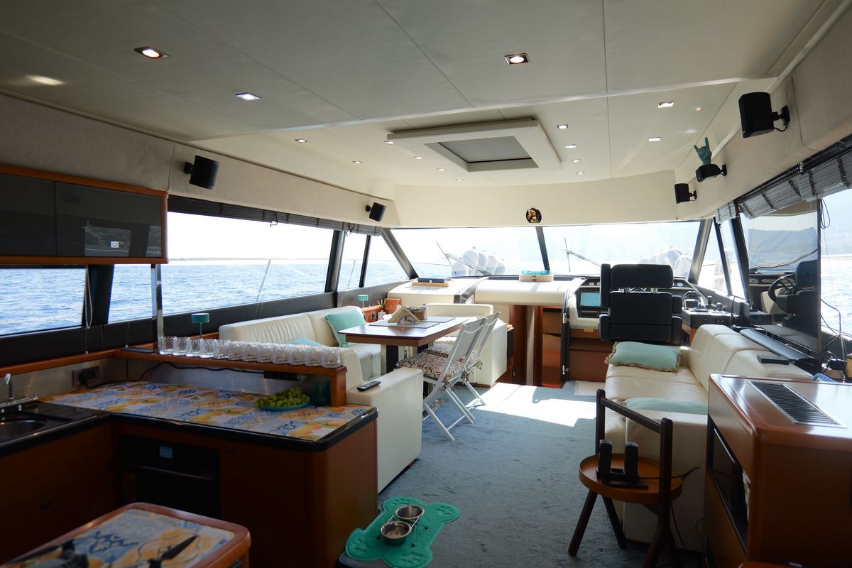 PRESTIGE 620 yacht