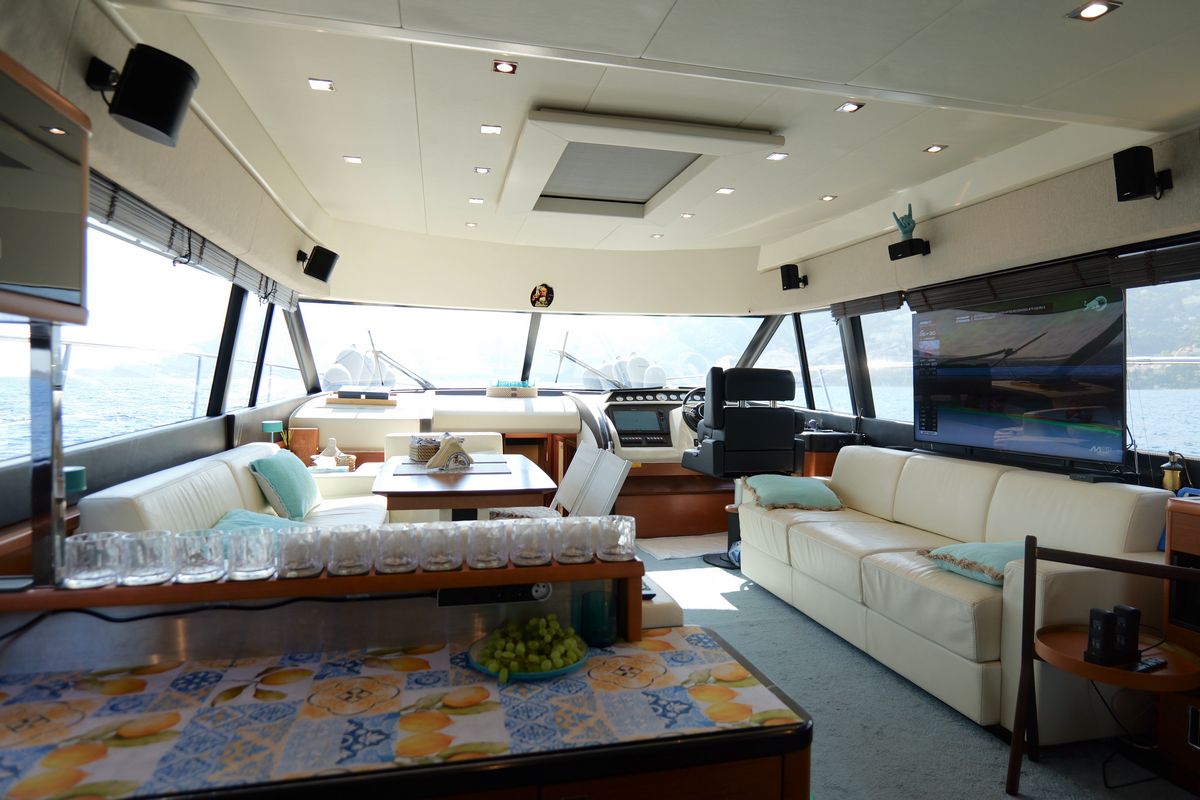 PRESTIGE 620 yacht