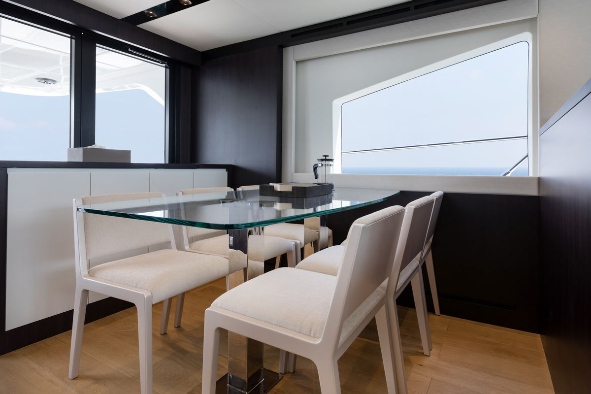 Majesty 62 yacht