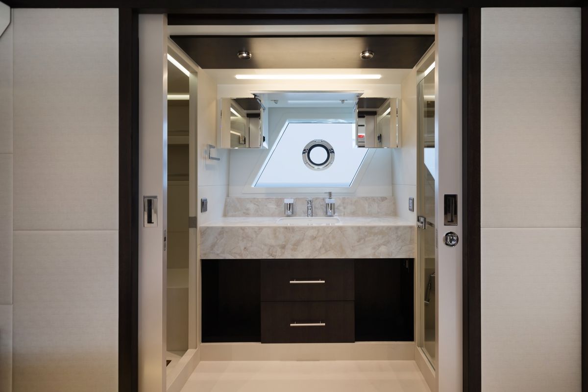 Majesty 62 yacht