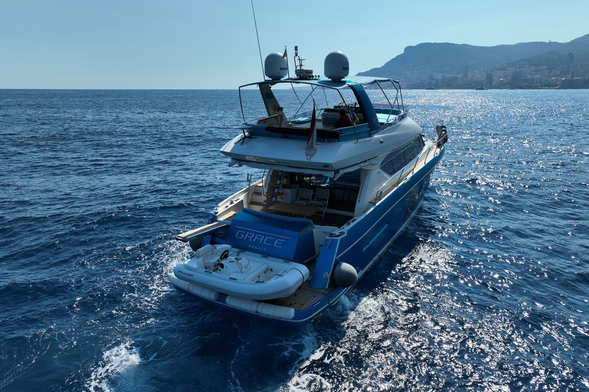 PRESTIGE 620 yacht