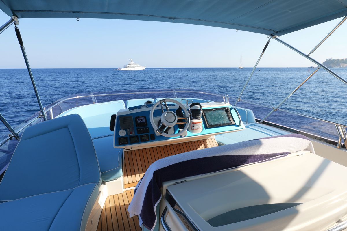 PRESTIGE 620 yacht