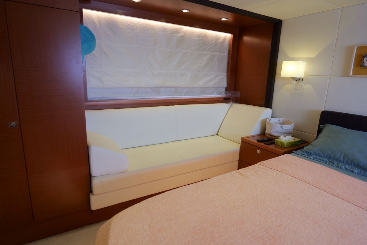 PRESTIGE 620 yacht