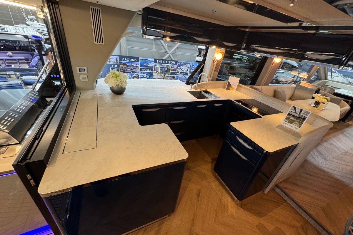 GALEON 640 FLY yacht
