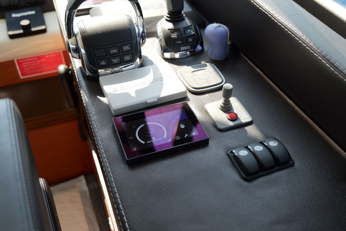 PRESTIGE 620 yacht