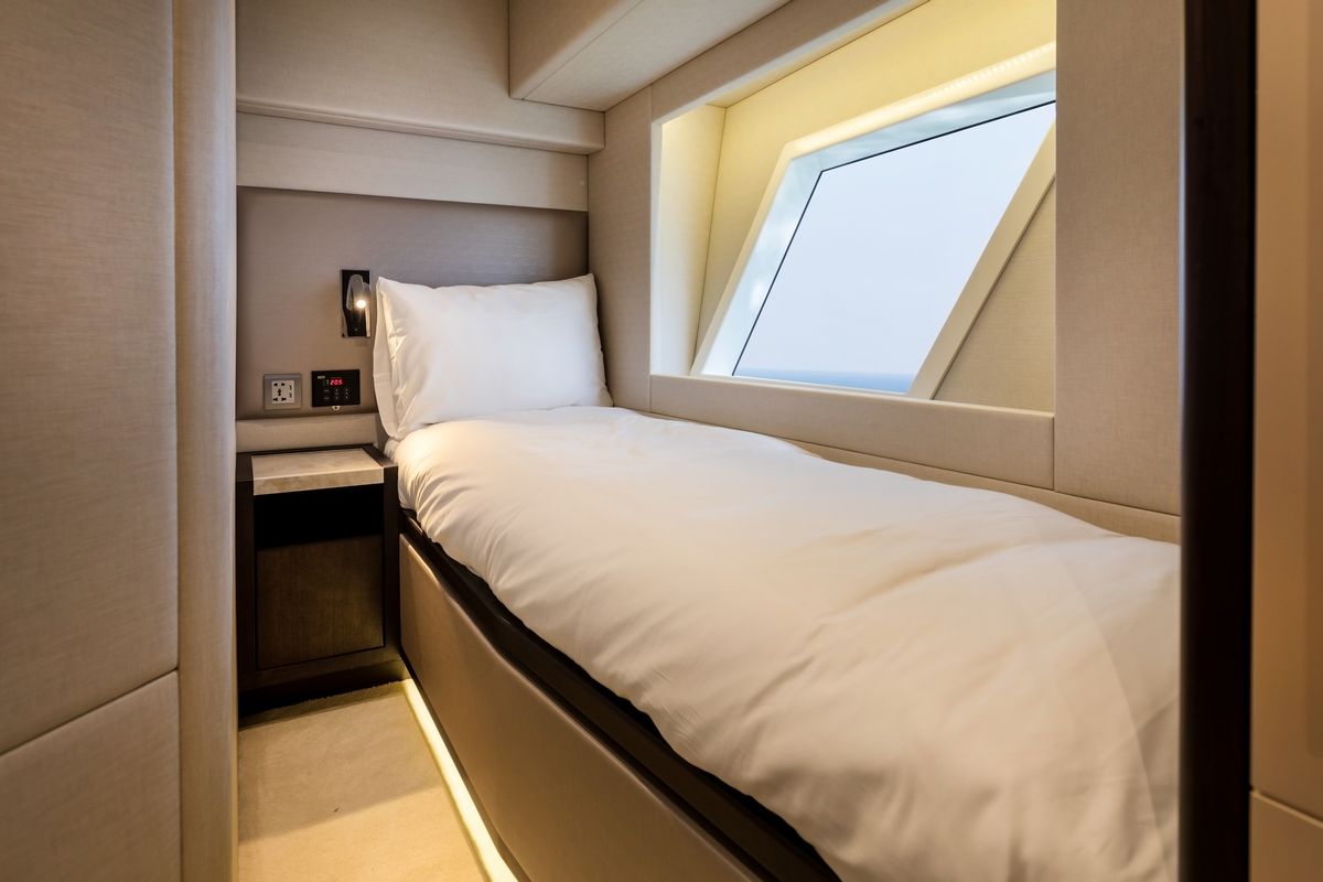 Majesty 62 yacht