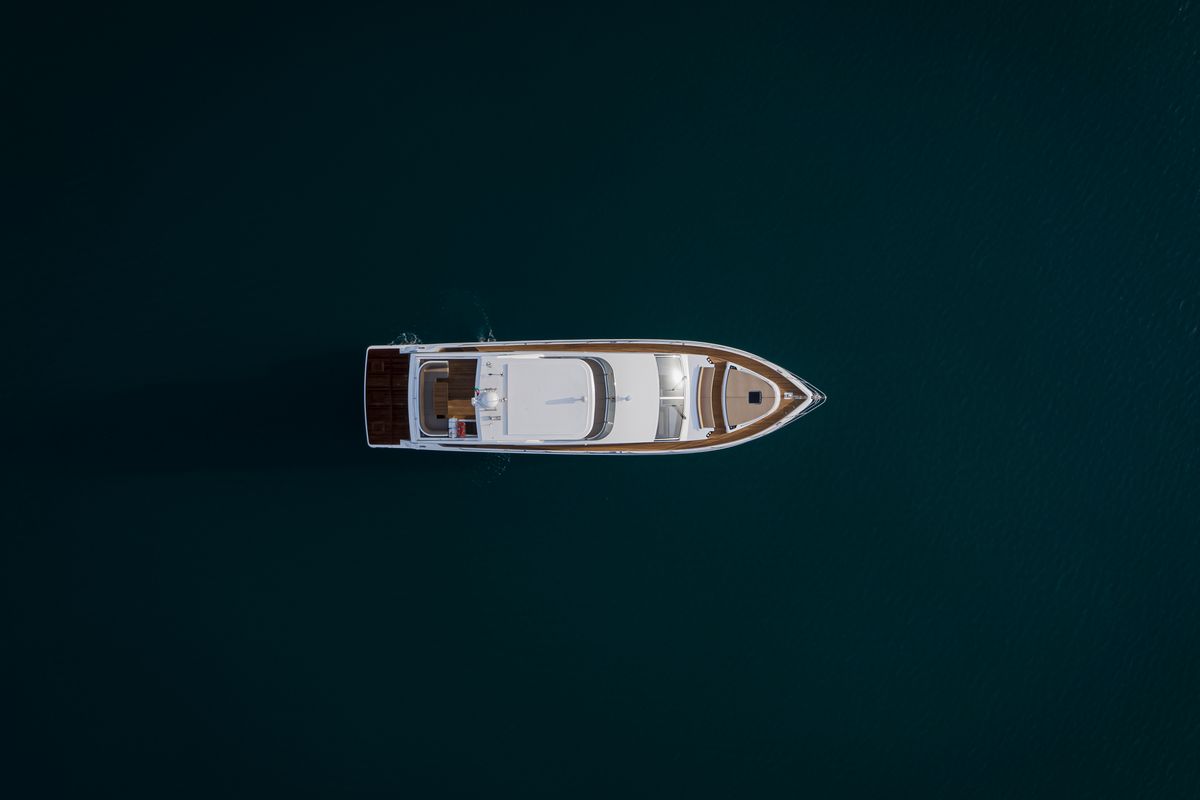 Majesty 62 yacht
