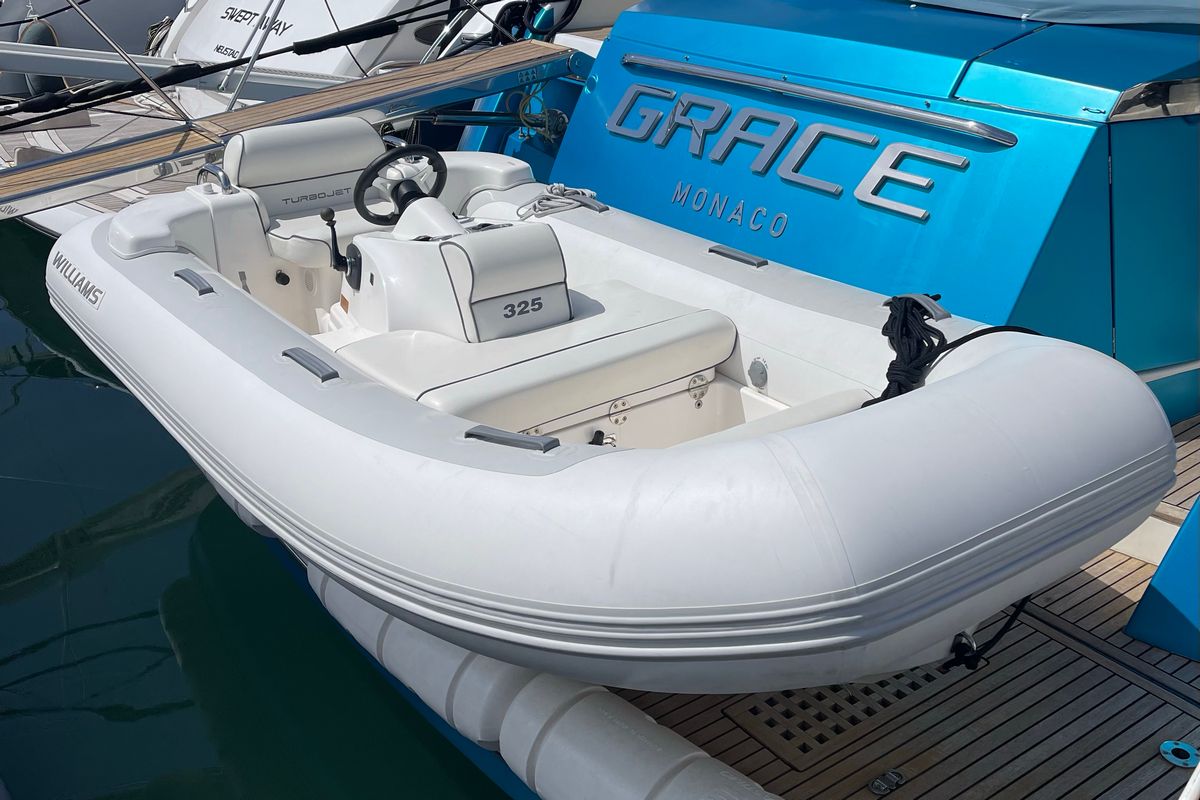 PRESTIGE 620 yacht