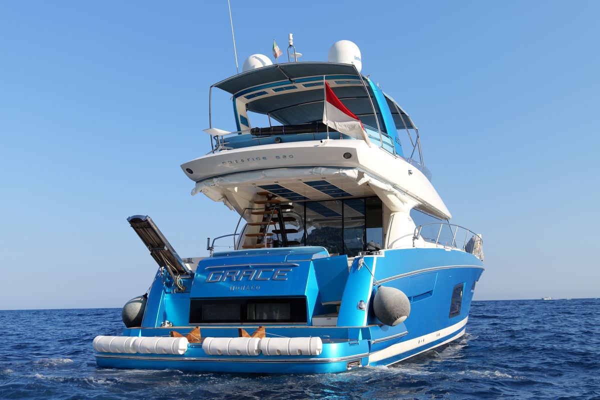 PRESTIGE 620 yacht