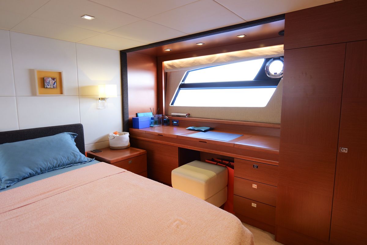PRESTIGE 620 yacht