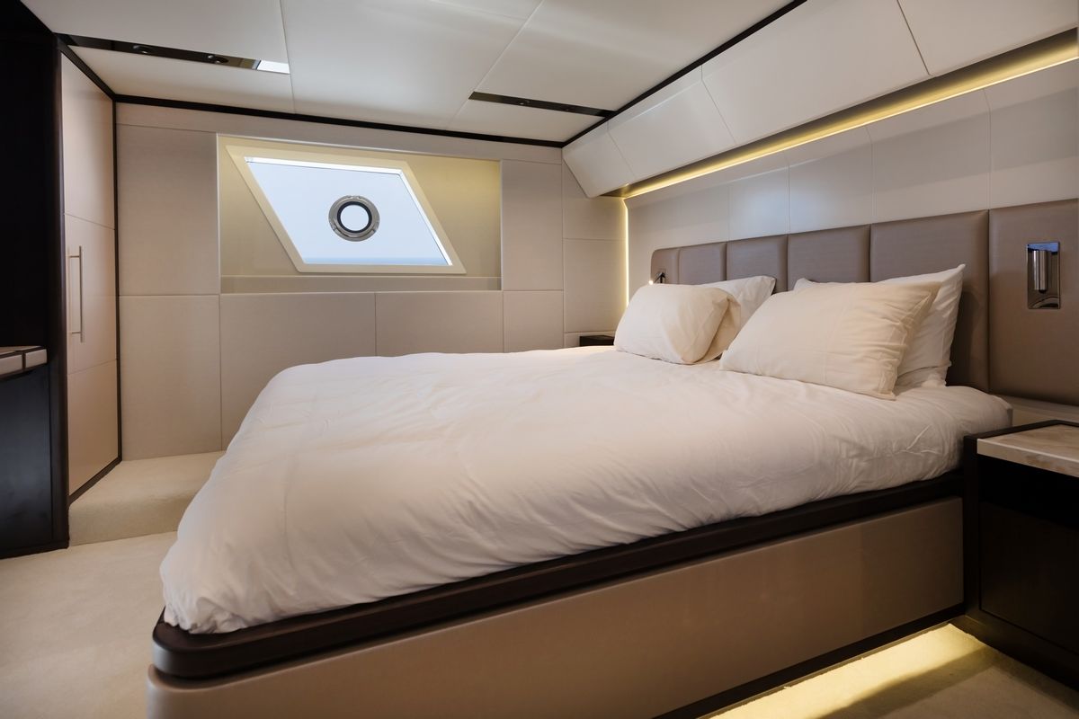 Majesty 62 yacht