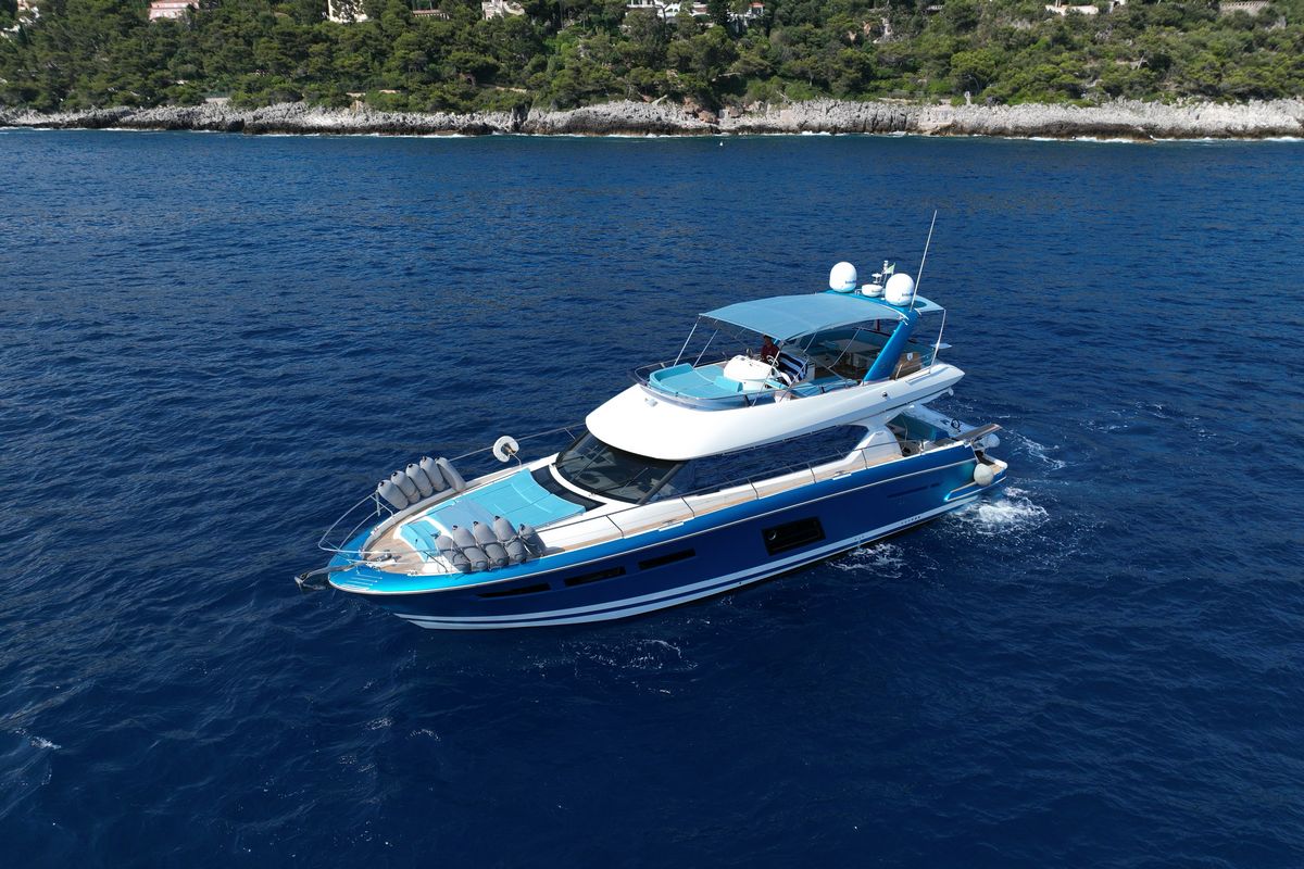PRESTIGE 620 yacht