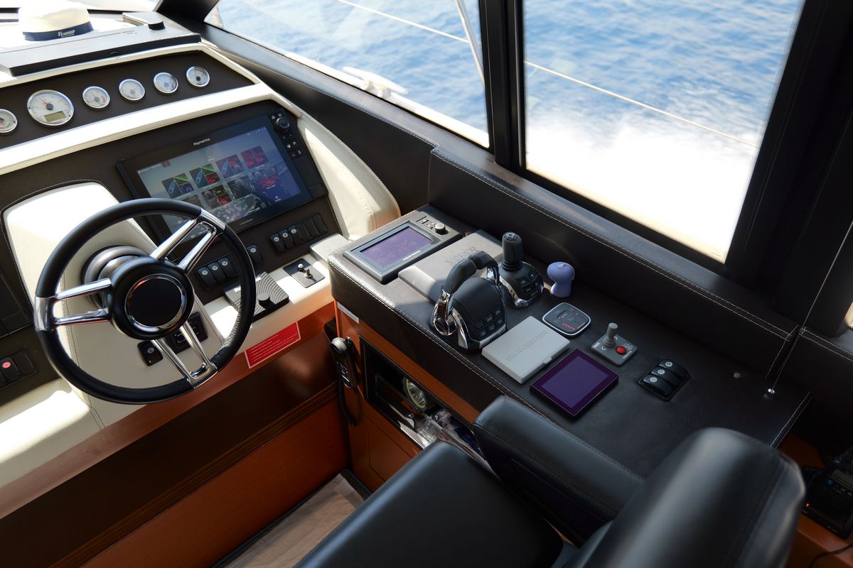 PRESTIGE 620 yacht