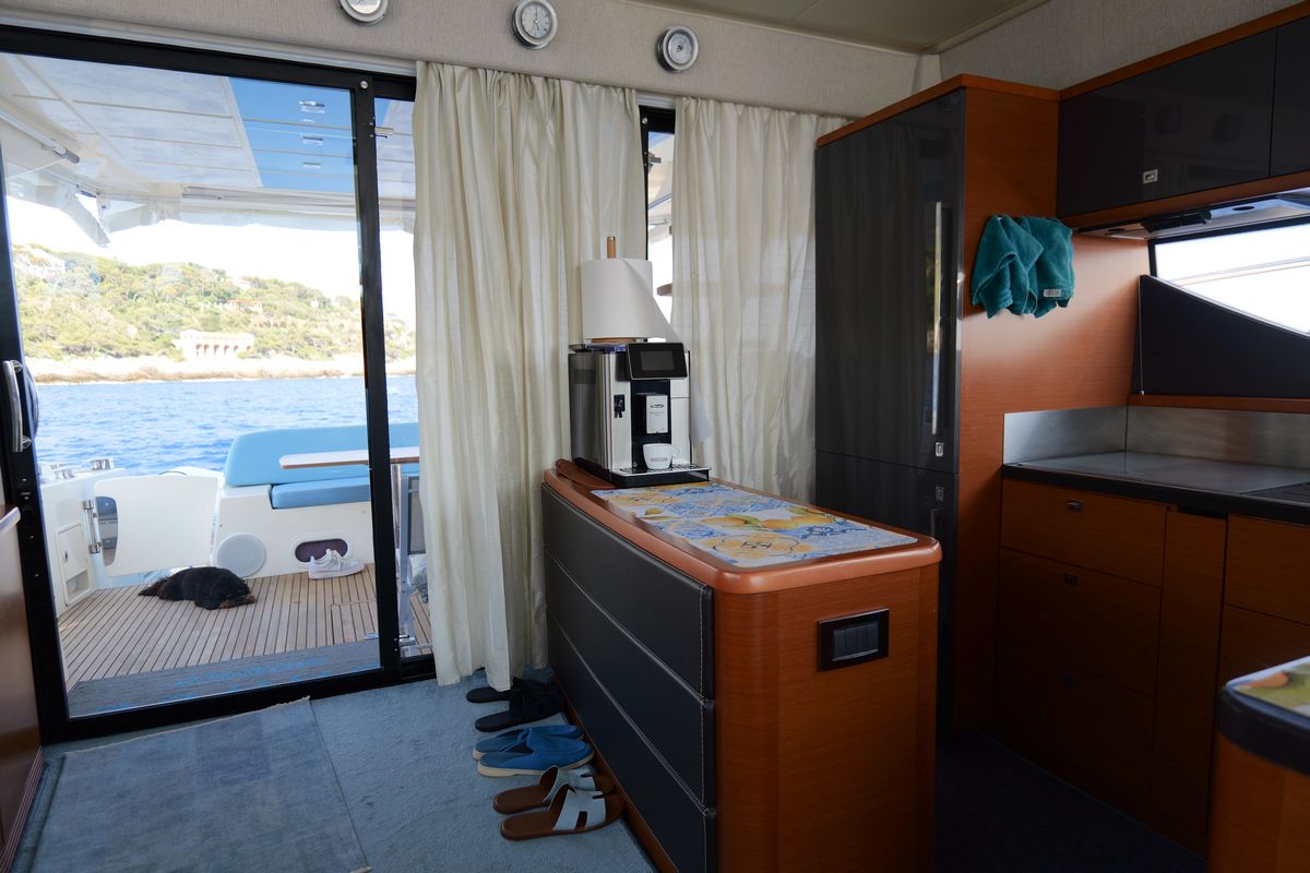 PRESTIGE 620 yacht