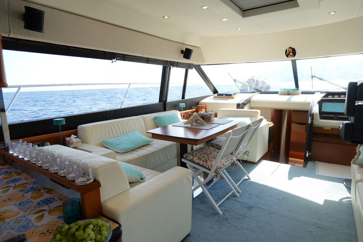PRESTIGE 620 yacht