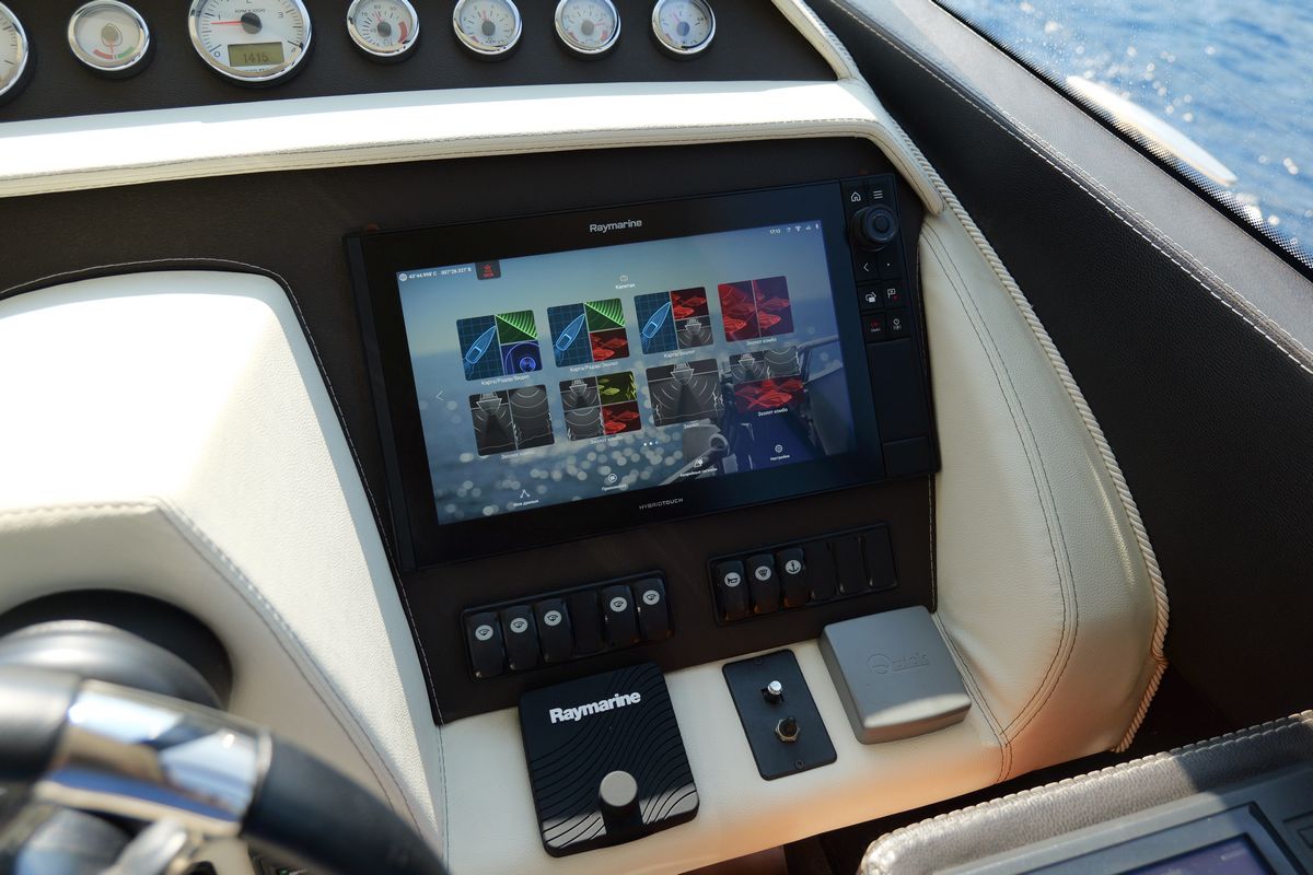 PRESTIGE 620 yacht