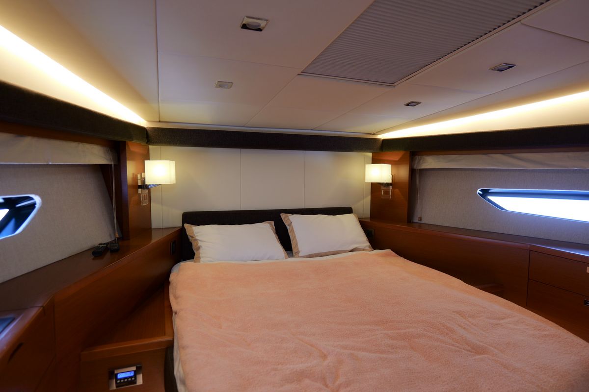 PRESTIGE 620 yacht